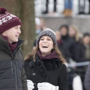 Kate Middleton, enceinte, et le prince William, duc et duchesse de Cambridge, se sont essayés au bandy (ancêtre du hockey sur glace) pour le premier engagement de leur visite officielle en Suède et en Norvège, le 30 janvier 2018 au Vasaparken à Stockholm. William a remporté leur duel de tirs au but, 2-1.