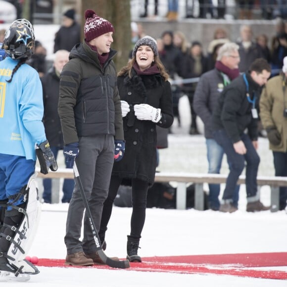 Kate Middleton, enceinte, et le prince William, duc et duchesse de Cambridge, se sont essayés au bandy (ancêtre du hockey sur glace) pour le premier engagement de leur visite officielle en Suède et en Norvège, le 30 janvier 2018 au Vasaparken à Stockholm. William a remporté leur duel de tirs au but, 2-1.