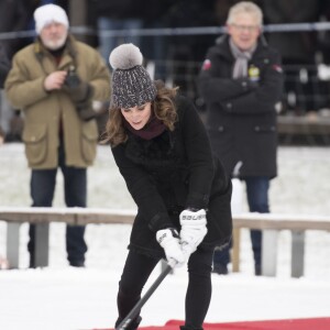 Kate Middleton, enceinte, et le prince William, duc et duchesse de Cambridge, se sont essayés au bandy (ancêtre du hockey sur glace) pour le premier engagement de leur visite officielle en Suède et en Norvège, le 30 janvier 2018 au Vasaparken à Stockholm. William a remporté leur duel de tirs au but, 2-1.