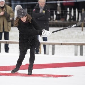 Kate Middleton, enceinte, et le prince William, duc et duchesse de Cambridge, se sont essayés au bandy (ancêtre du hockey sur glace) pour le premier engagement de leur visite officielle en Suède et en Norvège, le 30 janvier 2018 au Vasaparken à Stockholm. William a remporté leur duel de tirs au but, 2-1.