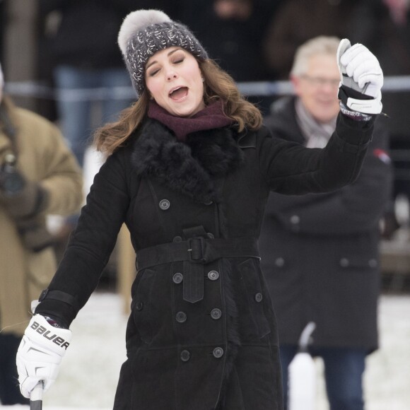 Kate Middleton, enceinte, et le prince William, duc et duchesse de Cambridge, se sont essayés au bandy (ancêtre du hockey sur glace) pour le premier engagement de leur visite officielle en Suède et en Norvège, le 30 janvier 2018 au Vasaparken à Stockholm. William a remporté leur duel de tirs au but, 2-1.