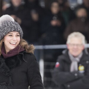 Kate Middleton, enceinte, et le prince William, duc et duchesse de Cambridge, se sont essayés au bandy (ancêtre du hockey sur glace) pour le premier engagement de leur visite officielle en Suède et en Norvège, le 30 janvier 2018 au Vasaparken à Stockholm. William a remporté leur duel de tirs au but, 2-1.