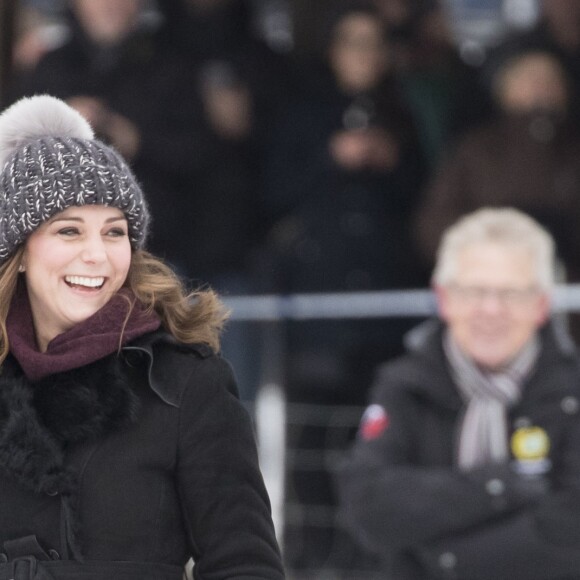 Kate Middleton, enceinte, et le prince William, duc et duchesse de Cambridge, se sont essayés au bandy (ancêtre du hockey sur glace) pour le premier engagement de leur visite officielle en Suède et en Norvège, le 30 janvier 2018 au Vasaparken à Stockholm. William a remporté leur duel de tirs au but, 2-1.