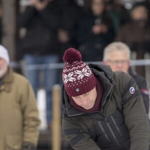 Kate Middleton, enceinte, et le prince William, duc et duchesse de Cambridge, se sont essayés au bandy (ancêtre du hockey sur glace) pour le premier engagement de leur visite officielle en Suède et en Norvège, le 30 janvier 2018 au Vasaparken à Stockholm. William a remporté leur duel de tirs au but, 2-1.