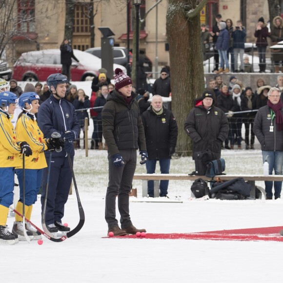 Kate Middleton, enceinte, et le prince William, duc et duchesse de Cambridge, se sont essayés au bandy (ancêtre du hockey sur glace) pour le premier engagement de leur visite officielle en Suède et en Norvège, le 30 janvier 2018 au Vasaparken à Stockholm. William a remporté leur duel de tirs au but, 2-1.