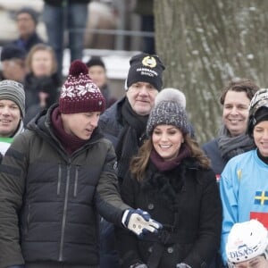 Kate Middleton, enceinte, et le prince William, duc et duchesse de Cambridge, se sont essayés au bandy (ancêtre du hockey sur glace) pour le premier engagement de leur visite officielle en Suède et en Norvège, le 30 janvier 2018 au Vasaparken à Stockholm. William a remporté leur duel de tirs au but, 2-1.