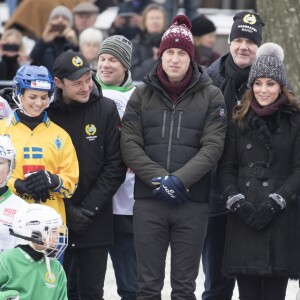 Kate Middleton, enceinte, et le prince William, duc et duchesse de Cambridge, se sont essayés au bandy (ancêtre du hockey sur glace) pour le premier engagement de leur visite officielle en Suède et en Norvège, le 30 janvier 2018 au Vasaparken à Stockholm. William a remporté leur duel de tirs au but, 2-1.