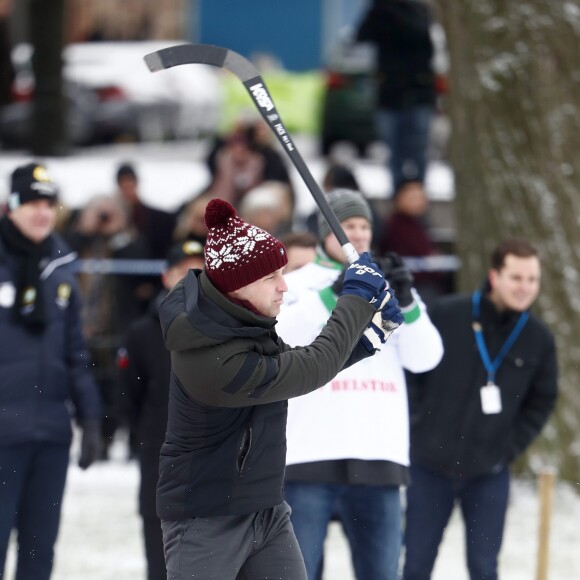 Kate Middleton, enceinte, et le prince William, duc et duchesse de Cambridge, se sont essayés au bandy (ancêtre du hockey sur glace) pour le premier engagement de leur visite officielle en Suède et en Norvège, le 30 janvier 2018 au Vasaparken à Stockholm. William a remporté leur duel de tirs au but, 2-1.