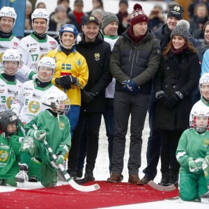 Kate Middleton, enceinte, et le prince William, duc et duchesse de Cambridge, se sont essayés au bandy (ancêtre du hockey sur glace) pour le premier engagement de leur visite officielle en Suède et en Norvège, le 30 janvier 2018 au Vasaparken à Stockholm. William a remporté leur duel de tirs au but, 2-1.