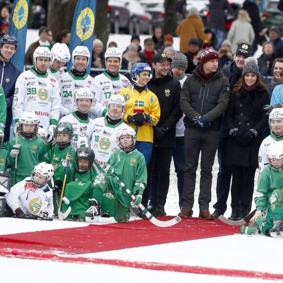 Kate Middleton, enceinte, et le prince William, duc et duchesse de Cambridge, se sont essayés au bandy (ancêtre du hockey sur glace) pour le premier engagement de leur visite officielle en Suède et en Norvège, le 30 janvier 2018 au Vasaparken à Stockholm. William a remporté leur duel de tirs au but, 2-1.