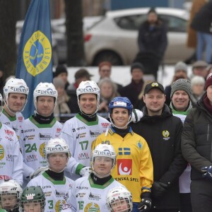 Kate Middleton, enceinte, et le prince William, duc et duchesse de Cambridge, se sont essayés au bandy (ancêtre du hockey sur glace) pour le premier engagement de leur visite officielle en Suède et en Norvège, le 30 janvier 2018 au Vasaparken à Stockholm. William a remporté leur duel de tirs au but, 2-1.