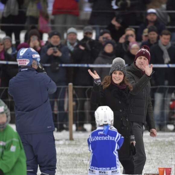 Kate Middleton, enceinte, et le prince William, duc et duchesse de Cambridge, se sont essayés au bandy (ancêtre du hockey sur glace) pour le premier engagement de leur visite officielle en Suède et en Norvège, le 30 janvier 2018 au Vasaparken à Stockholm. William a remporté leur duel de tirs au but, 2-1.