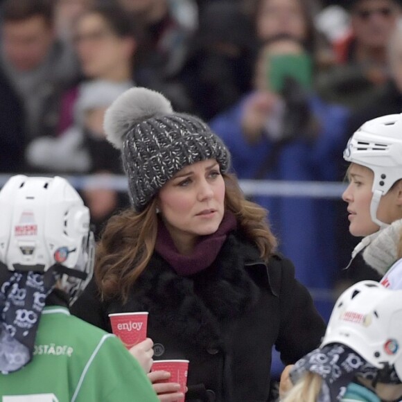 Kate Middleton, enceinte, et le prince William, duc et duchesse de Cambridge, se sont essayés au bandy (ancêtre du hockey sur glace) pour le premier engagement de leur visite officielle en Suède et en Norvège, le 30 janvier 2018 au Vasaparken à Stockholm. William a remporté leur duel de tirs au but, 2-1.