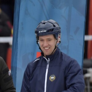 Kate Middleton, enceinte, et le prince William, duc et duchesse de Cambridge, se sont essayés au bandy (ancêtre du hockey sur glace) pour le premier engagement de leur visite officielle en Suède et en Norvège, le 30 janvier 2018 au Vasaparken à Stockholm. William a remporté leur duel de tirs au but, 2-1.