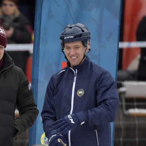 Kate Middleton, enceinte, et le prince William, duc et duchesse de Cambridge, se sont essayés au bandy (ancêtre du hockey sur glace) pour le premier engagement de leur visite officielle en Suède et en Norvège, le 30 janvier 2018 au Vasaparken à Stockholm. William a remporté leur duel de tirs au but, 2-1.