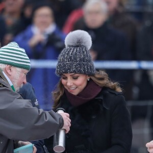 Kate Middleton, enceinte, et le prince William, duc et duchesse de Cambridge, se sont essayés au bandy (ancêtre du hockey sur glace) pour le premier engagement de leur visite officielle en Suède et en Norvège, le 30 janvier 2018 au Vasaparken à Stockholm. William a remporté leur duel de tirs au but, 2-1.