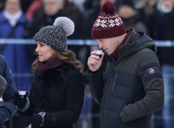 Kate Middleton, enceinte, et le prince William, duc et duchesse de Cambridge, se sont essayés au bandy (ancêtre du hockey sur glace) pour le premier engagement de leur visite officielle en Suède et en Norvège, le 30 janvier 2018 au Vasaparken à Stockholm. William a remporté leur duel de tirs au but, 2-1.