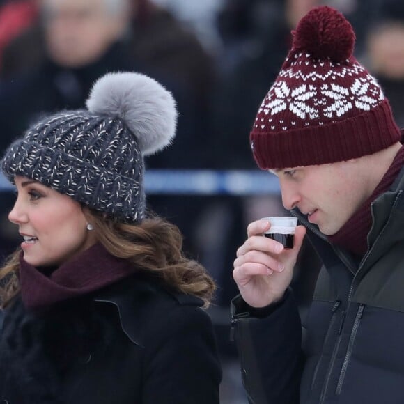 Kate Middleton, enceinte, et le prince William, duc et duchesse de Cambridge, se sont essayés au bandy (ancêtre du hockey sur glace) pour le premier engagement de leur visite officielle en Suède et en Norvège, le 30 janvier 2018 au Vasaparken à Stockholm. William a remporté leur duel de tirs au but, 2-1.