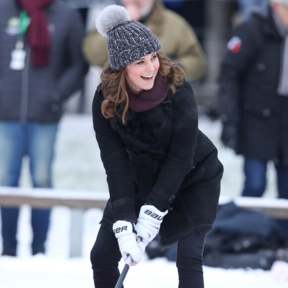 Kate Middleton, enceinte, et le prince William, duc et duchesse de Cambridge, se sont essayés au bandy (ancêtre du hockey sur glace) pour le premier engagement de leur visite officielle en Suède et en Norvège, le 30 janvier 2018 au Vasaparken à Stockholm. William a remporté leur duel de tirs au but, 2-1.