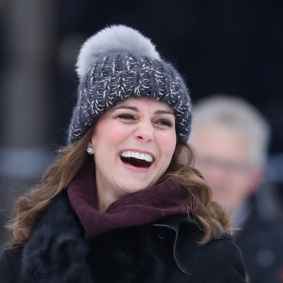 Kate Middleton, enceinte, et le prince William, duc et duchesse de Cambridge, se sont essayés au bandy (ancêtre du hockey sur glace) pour le premier engagement de leur visite officielle en Suède et en Norvège, le 30 janvier 2018 au Vasaparken à Stockholm. William a remporté leur duel de tirs au but, 2-1.