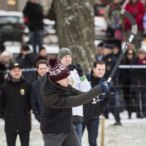 Kate Middleton, enceinte, et le prince William, duc et duchesse de Cambridge, se sont essayés au bandy (ancêtre du hockey sur glace) pour le premier engagement de leur visite officielle en Suède et en Norvège, le 30 janvier 2018 au Vasaparken à Stockholm. William a remporté leur duel de tirs au but, 2-1.