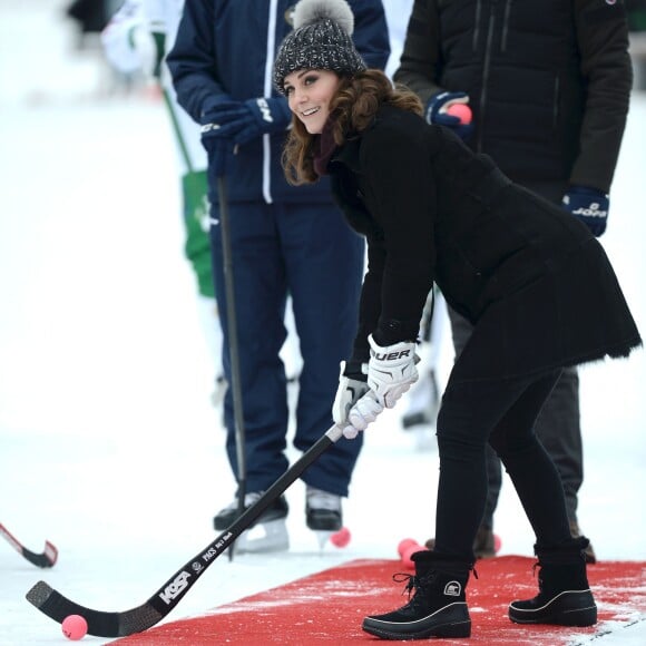 Kate Middleton, enceinte, et le prince William, duc et duchesse de Cambridge, se sont essayés au bandy (ancêtre du hockey sur glace) pour le premier engagement de leur visite officielle en Suède et en Norvège, le 30 janvier 2018 au Vasaparken à Stockholm. William a remporté leur duel de tirs au but, 2-1.