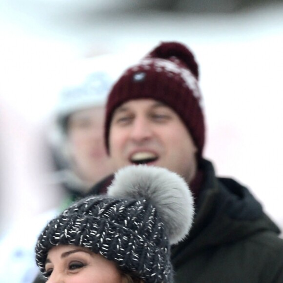 Kate Middleton, enceinte, et le prince William, duc et duchesse de Cambridge, se sont essayés au bandy (ancêtre du hockey sur glace) pour le premier engagement de leur visite officielle en Suède et en Norvège, le 30 janvier 2018 au Vasaparken à Stockholm. William a remporté leur duel de tirs au but, 2-1.