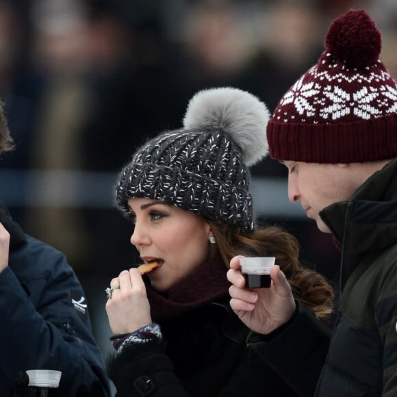 Kate Middleton, enceinte, et le prince William, duc et duchesse de Cambridge, se sont essayés au bandy (ancêtre du hockey sur glace) pour le premier engagement de leur visite officielle en Suède et en Norvège, le 30 janvier 2018 au Vasaparken à Stockholm. William a remporté leur duel de tirs au but, 2-1.