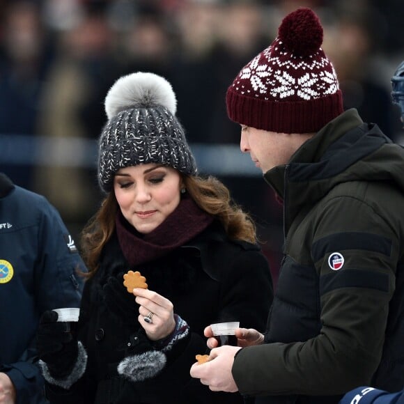 Kate Middleton, enceinte, et le prince William, duc et duchesse de Cambridge, se sont essayés au bandy (ancêtre du hockey sur glace) pour le premier engagement de leur visite officielle en Suède et en Norvège, le 30 janvier 2018 au Vasaparken à Stockholm. William a remporté leur duel de tirs au but, 2-1.