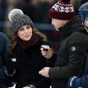 Kate Middleton, enceinte, et le prince William, duc et duchesse de Cambridge, se sont essayés au bandy (ancêtre du hockey sur glace) pour le premier engagement de leur visite officielle en Suède et en Norvège, le 30 janvier 2018 au Vasaparken à Stockholm. William a remporté leur duel de tirs au but, 2-1.