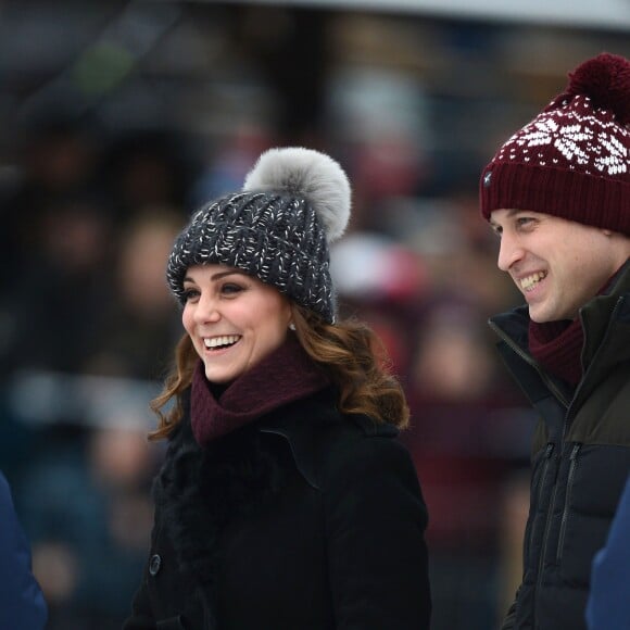 Kate Middleton, enceinte, et le prince William, duc et duchesse de Cambridge, se sont essayés au bandy (ancêtre du hockey sur glace) pour le premier engagement de leur visite officielle en Suède et en Norvège, le 30 janvier 2018 au Vasaparken à Stockholm. William a remporté leur duel de tirs au but, 2-1.