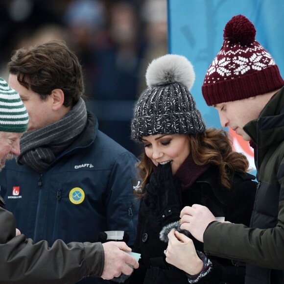 Kate Middleton, enceinte, et le prince William, duc et duchesse de Cambridge, se sont essayés au bandy (ancêtre du hockey sur glace) pour le premier engagement de leur visite officielle en Suède et en Norvège, le 30 janvier 2018 au Vasaparken à Stockholm. William a remporté leur duel de tirs au but, 2-1.