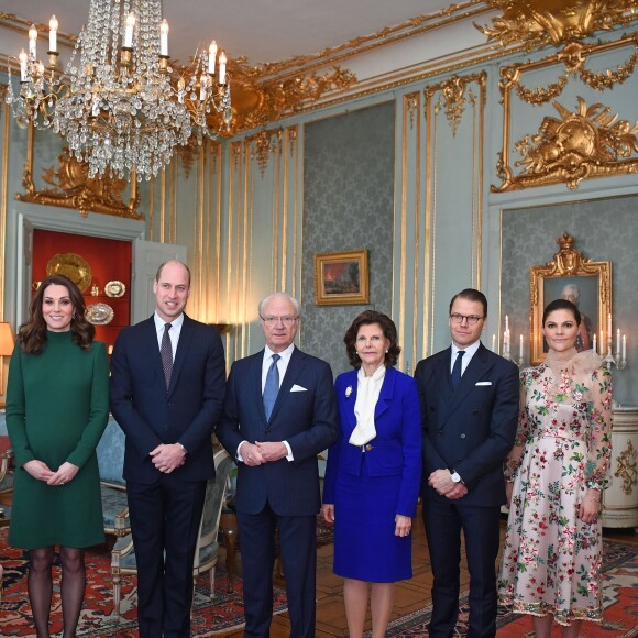 Kate Middleton, enceinte (en robe Catherine Walker), et le prince William, duc et duchesse de Cambridge, ont été accueillis par la famille royale de Suède au palais royale Drottningholm à Stockholm le 30 janvier 2018 au premier jour de leur visite officielle en Scandinavie. La princesse héritière Victoria de Suède et le prince Daniel se joignaient au roi Carl XVI Gustaf et à la reine Silvia pour leur souhaiter la bienvenue et déjeuner avec eux.
