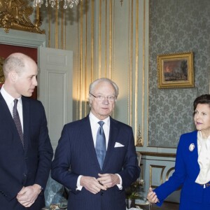 Kate Middleton, enceinte (en robe Catherine Walker), et le prince William, duc et duchesse de Cambridge, ont été accueillis par la famille royale de Suède au palais royale Drottningholm à Stockholm le 30 janvier 2018 au premier jour de leur visite officielle en Scandinavie. La princesse héritière Victoria de Suède et le prince Daniel se joignaient au roi Carl XVI Gustaf et à la reine Silvia pour leur souhaiter la bienvenue et déjeuner avec eux.