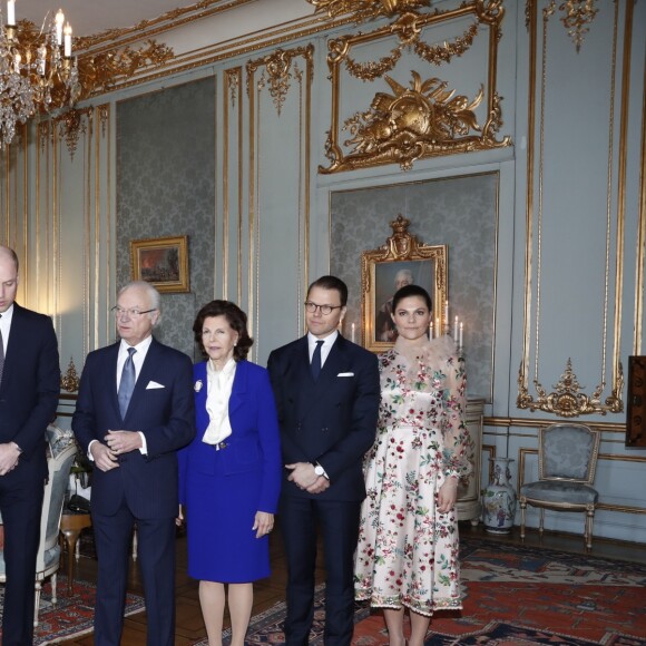 Kate Middleton, enceinte (en robe Catherine Walker), et le prince William, duc et duchesse de Cambridge, ont été accueillis par la famille royale de Suède au palais royale Drottningholm à Stockholm le 30 janvier 2018 au premier jour de leur visite officielle en Scandinavie. La princesse héritière Victoria de Suède et le prince Daniel se joignaient au roi Carl XVI Gustaf et à la reine Silvia pour leur souhaiter la bienvenue et déjeuner avec eux.