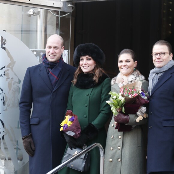 Kate Middleton, enceinte, et le prince William, duc et duchesse de Cambridge, ont été accompagnés par la princesse héritière Victoria de Suède et son mari le prince Daniel au Musée Nobel et à la rencontre des Suédois sur le Storgorget le 30 janvier 2018 à Stockholm, au premier jour de leur visite officielle en Scandinavie.