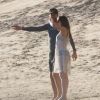 Exclusif - Le chanteur de Coldplay Chris Martin et sa nouvelle compagne Dakota Johnson se promènent très amoureux sur la plage de Malibu le 14 janvier 2018