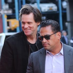 Jim Carrey est aperçu discutant avec des amis à l'extérieur d'une galerie d'art dans le quartier de SoHo à New York, le 18 octobre 2017.