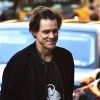 Jim Carrey est aperçu discutant avec des amis à l'extérieur d'une galerie d'art dans le quartier de SoHo à New York le 18 octobre 2017.