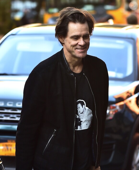 Jim Carrey est aperçu discutant avec des amis à l'extérieur d'une galerie d'art dans le quartier de SoHo à New York le 18 octobre 2017.