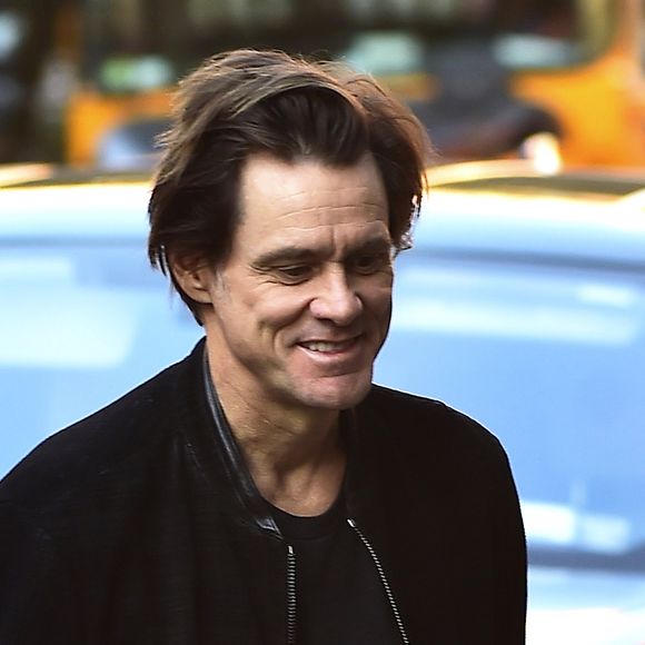 Jim Carrey est aperçu discutant avec des amis à l'extérieur d'une galerie d'art dans le quartier de SoHo à New York le 18 octobre 2017.