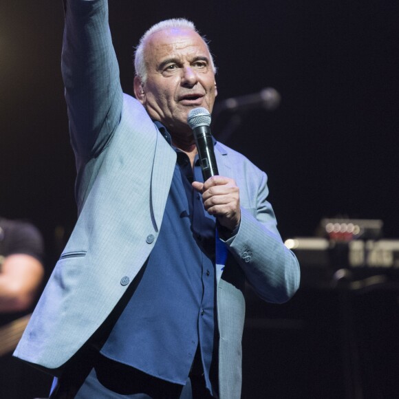 Michel Fugain - 6ème édition du concert caritatif pour l'association "Leurs Voix Pour l'Espoir" contre le cancer à l'Olympia à Paris le 12 octobbre 2017. © Pierre Perusseau/Bestimage