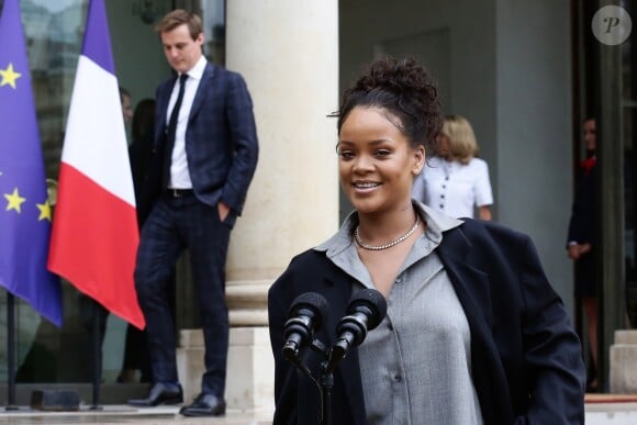 La chanteuse Rihanna parle à la presse en sortant du palais de l'Elysée, où elle a été reçue par le président de la République, à Paris, le 26 juillet 2017 © Stéphane Lemouton / Bestimage