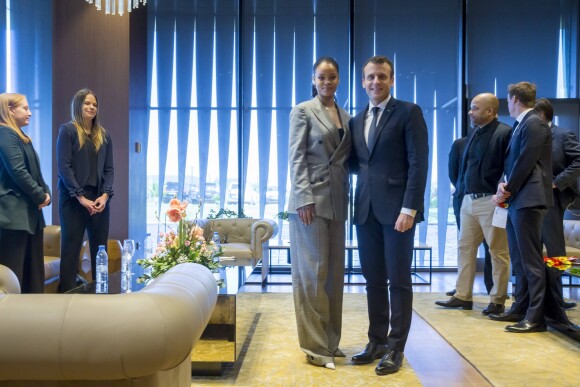 Emmanuel Macron et Rihanna lors de la conférence de financement du Partenariat mondial pour l'éducation (PME) organisée à Dakar, Sénégal, le 2 février 2018.