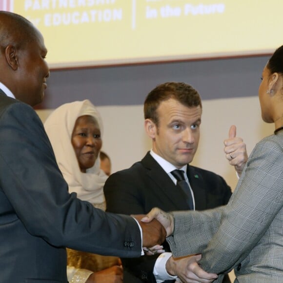 Le président sénégalais Macky Sall, Emmanuel Macron et Rihanna lors de la conférence de financement du Partenariat mondial pour l'éducation (PME) organisée à Dakar, Sénégal, le 2 février 2018.