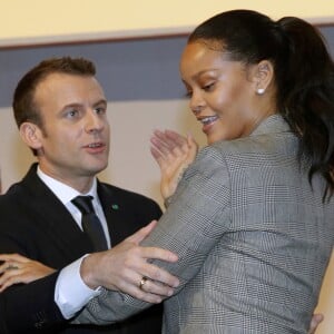 Emmanuel Macron et Rihanna lors de la conférence de financement du Partenariat mondial pour l'éducation (PME) organisée à Dakar, Sénégal, le 2 février 2018.