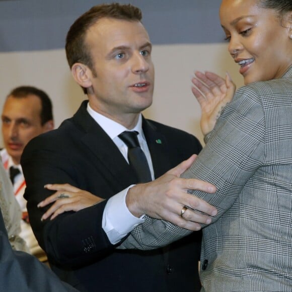 Emmanuel Macron et Rihanna lors de la conférence de financement du Partenariat mondial pour l'éducation (PME) organisée à Dakar, Sénégal, le 2 février 2018.