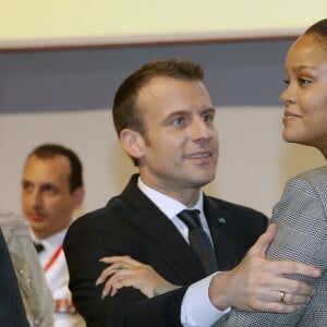 Emmanuel Macron et Rihanna lors de la conférence de financement du Partenariat mondial pour l'éducation (PME) organisée à Dakar, Sénégal, le 2 février 2018.