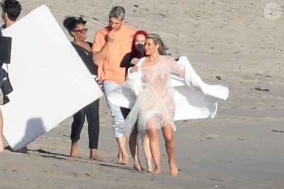 Exclusif - Kim Kardashian porte une tenue très transparente lors d'un photoshoot sur la plage à Malibu, le 22 janvier 2018.