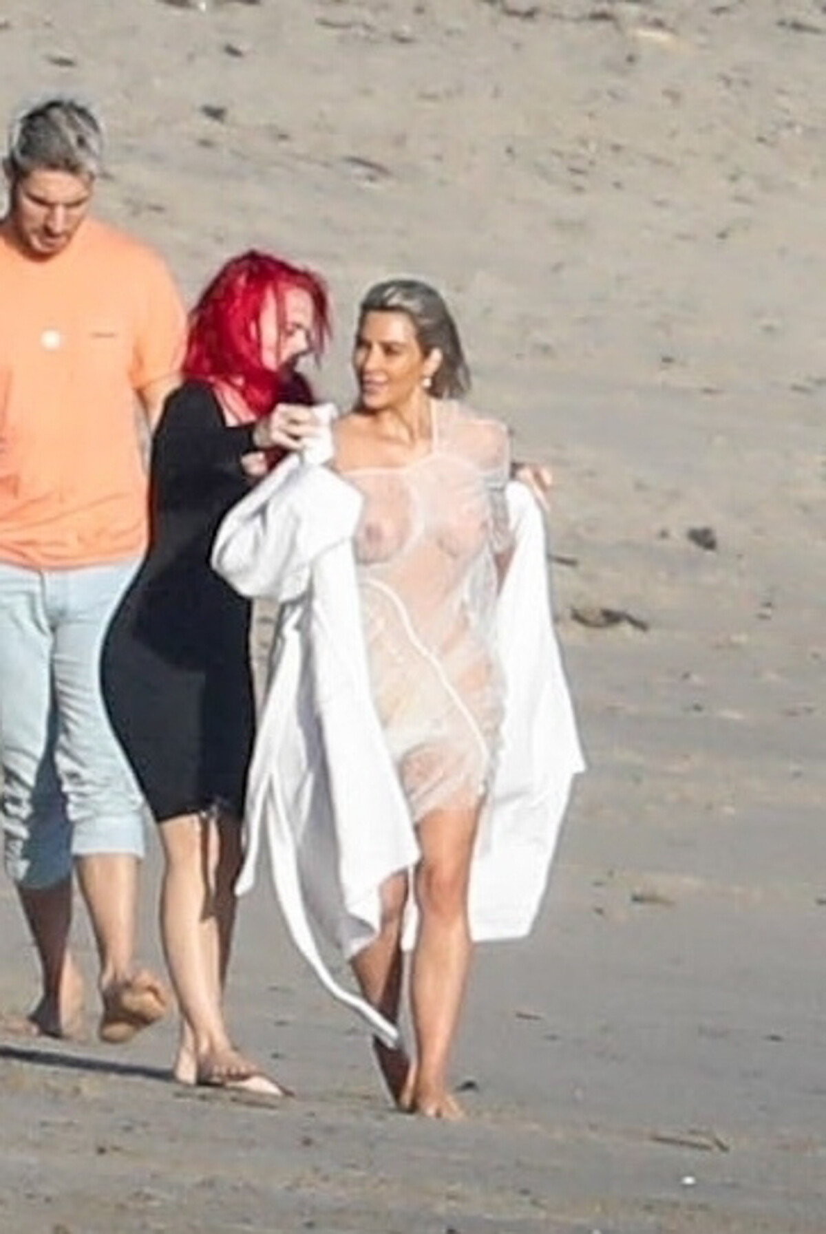 Kim Kardashian seins nus à la plage : Un shooting qui donne chaud ! -  Purepeople